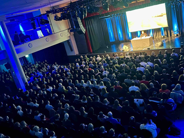 2.400 Zuschauer besuchen André Herrmann in Leipzig